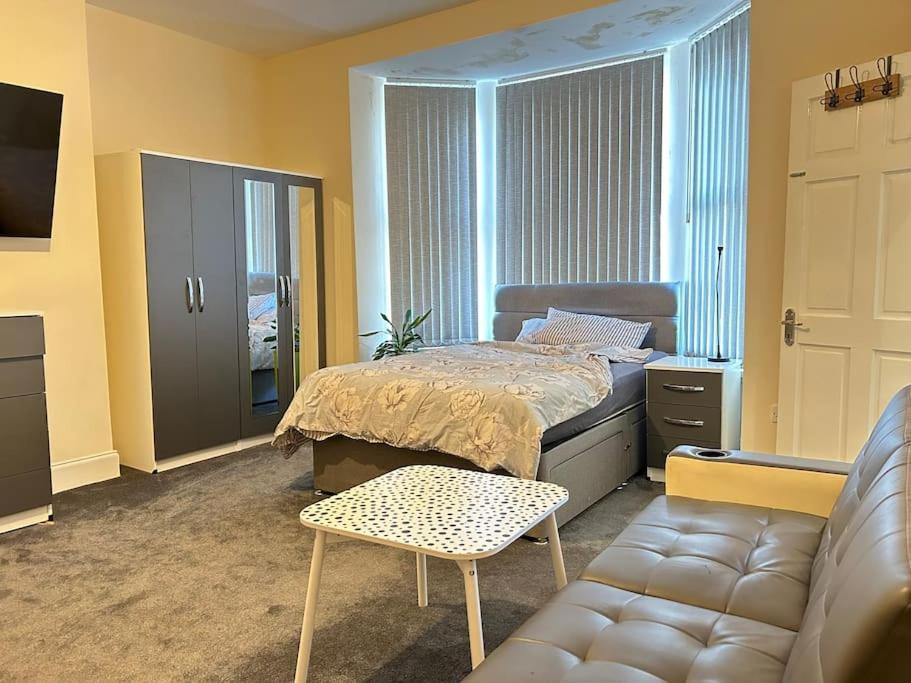 Ensuite Room With Private Bathroom At Walsall Exteriör bild